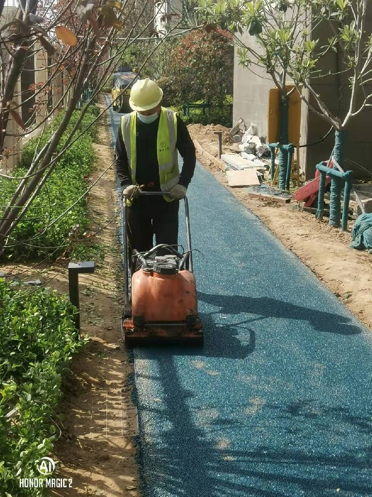 鄭州瀝青路面改色施工時需要注意什么？