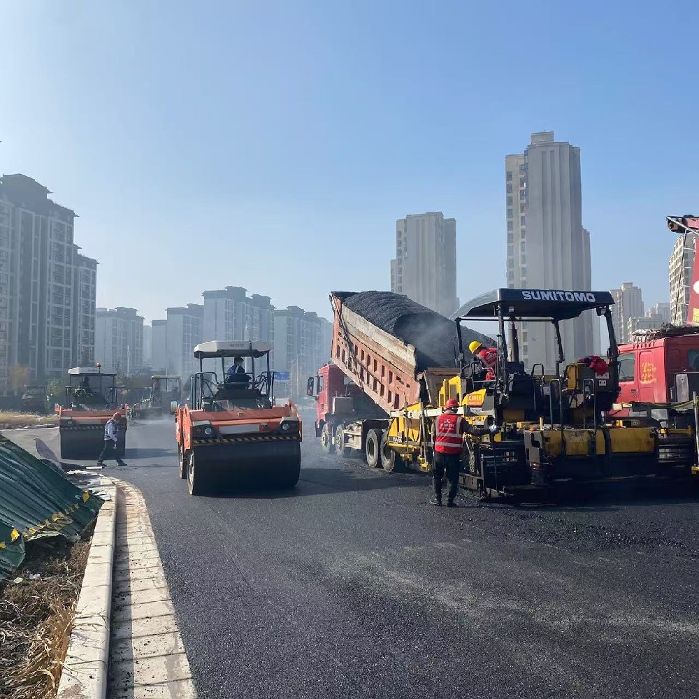鄭州瀝青路面施工：安全為本，筑牢道路建設(shè)防線