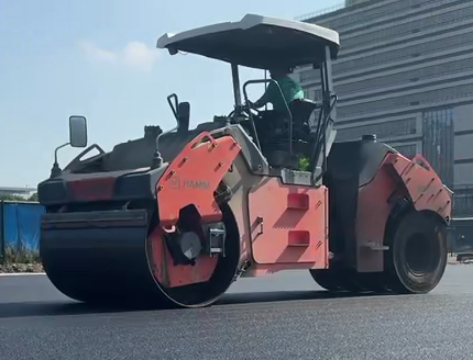 鄭州瀝青路面施工廠家三代人的攤鋪機(jī)，碾過時(shí)光的路