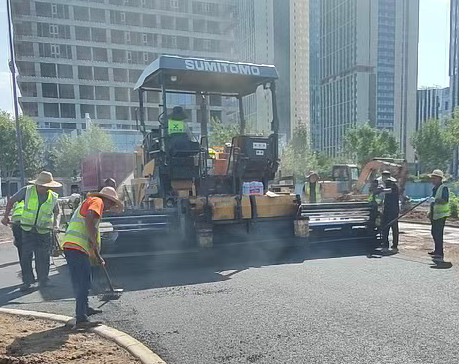 鄭州瀝青攪拌站景區(qū)里的“隱形”瀝青路