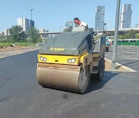 鄭州瀝青路面施工廠家廠區(qū)里的“耐磨戰(zhàn)士”