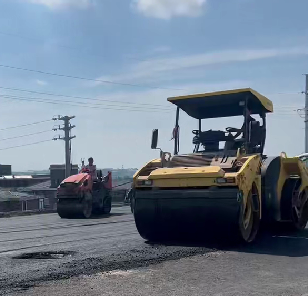 鄭州瀝青路面施工團(tuán)隊(duì)機(jī)場(chǎng)跑道的“瀝青鎧甲”