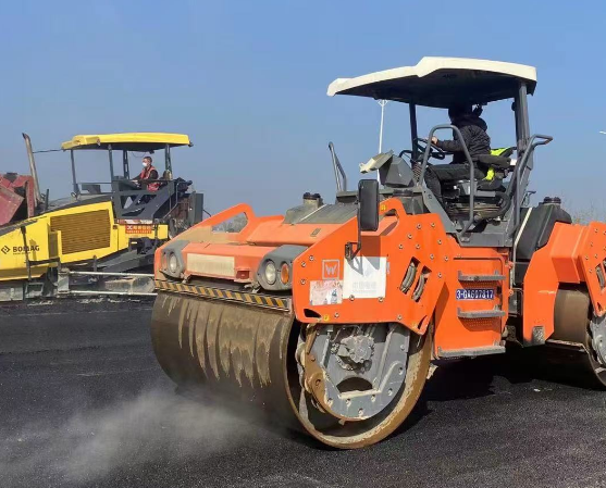 鄭州瀝青攪拌站農(nóng)業(yè)園區(qū)的“豐收之路”