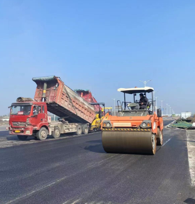 鄭州瀝青路面施工團(tuán)隊(duì)養(yǎng)老社區(qū)的“暖心步道”