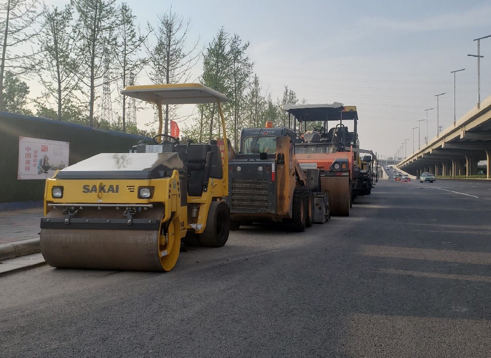 為什么現(xiàn)在有很多道路都采用瀝青路面？