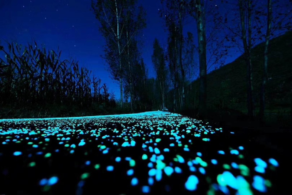 夜光路面為什么會發(fā)光呢？